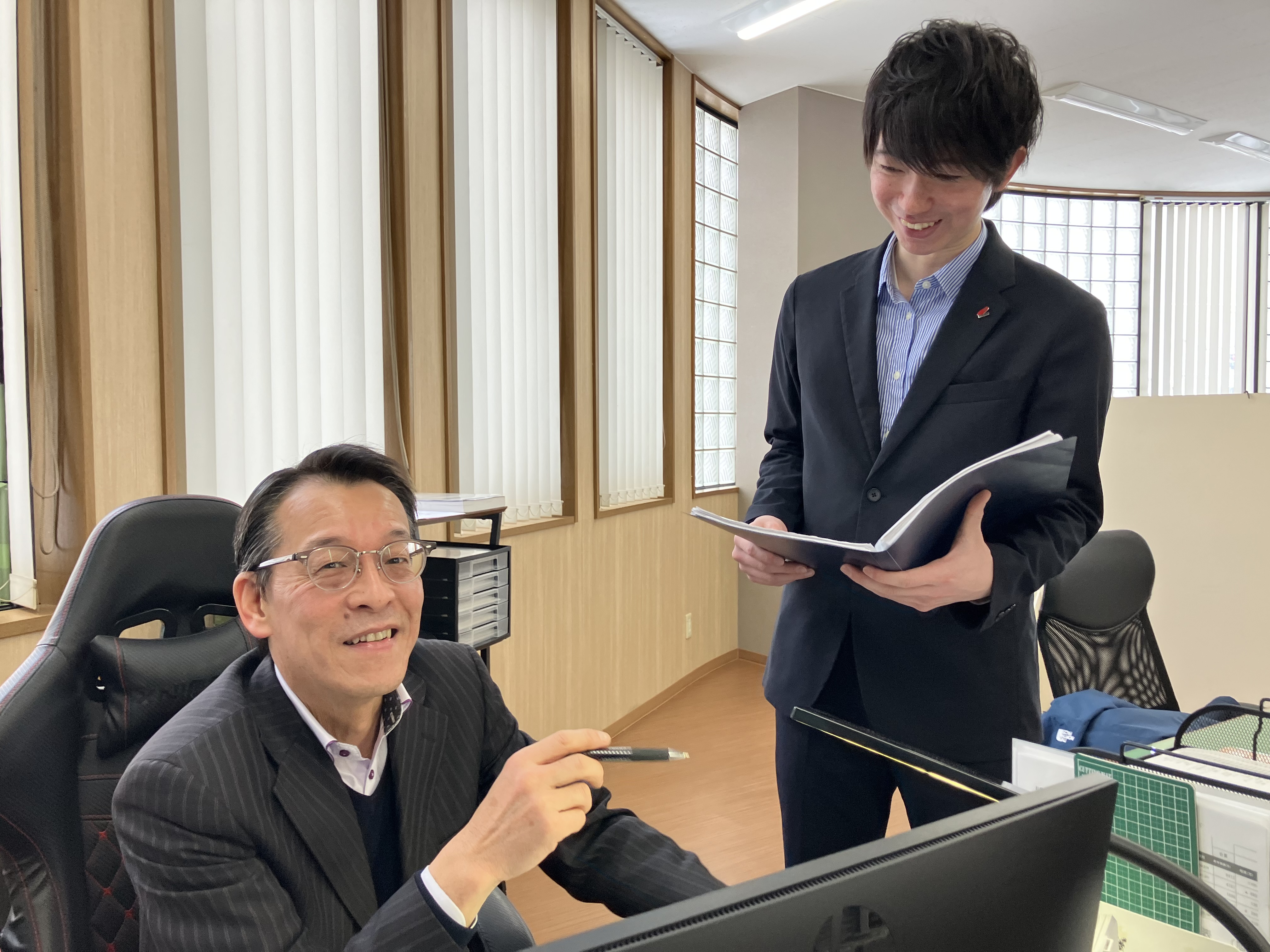 ＜入社4年目Sさん（写真右）＞「営業職でかっこよく働きたい」と思い、新卒で入社しました。9割が既存のお客様なので未経験の方でも安心して始められますし、わからないことも先輩に相談しやすい社風です！