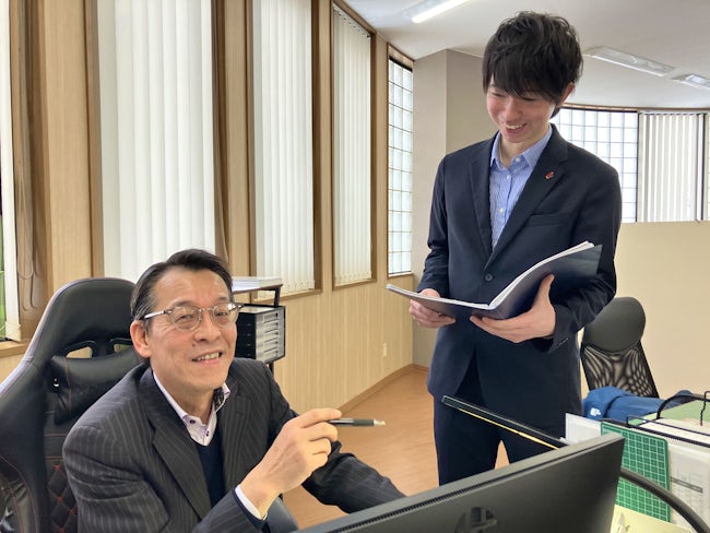 <入社4年目Sさん(写真右)>「営業職でかっこよく働きたい」と思い、新卒で入社しました。9割が既存のお客様なので未経験の方でも安心して始められますし、わからないことも先輩に相談しやすい社風です!