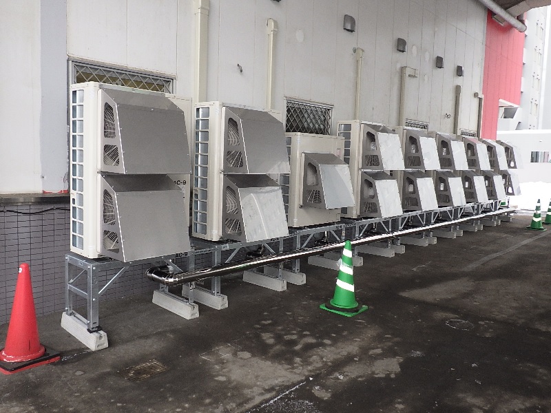 施設の外にこんな室外機が設置されているのを見たことありませんか？
もしかしたらそれ、当社が施工したものかもしれません！