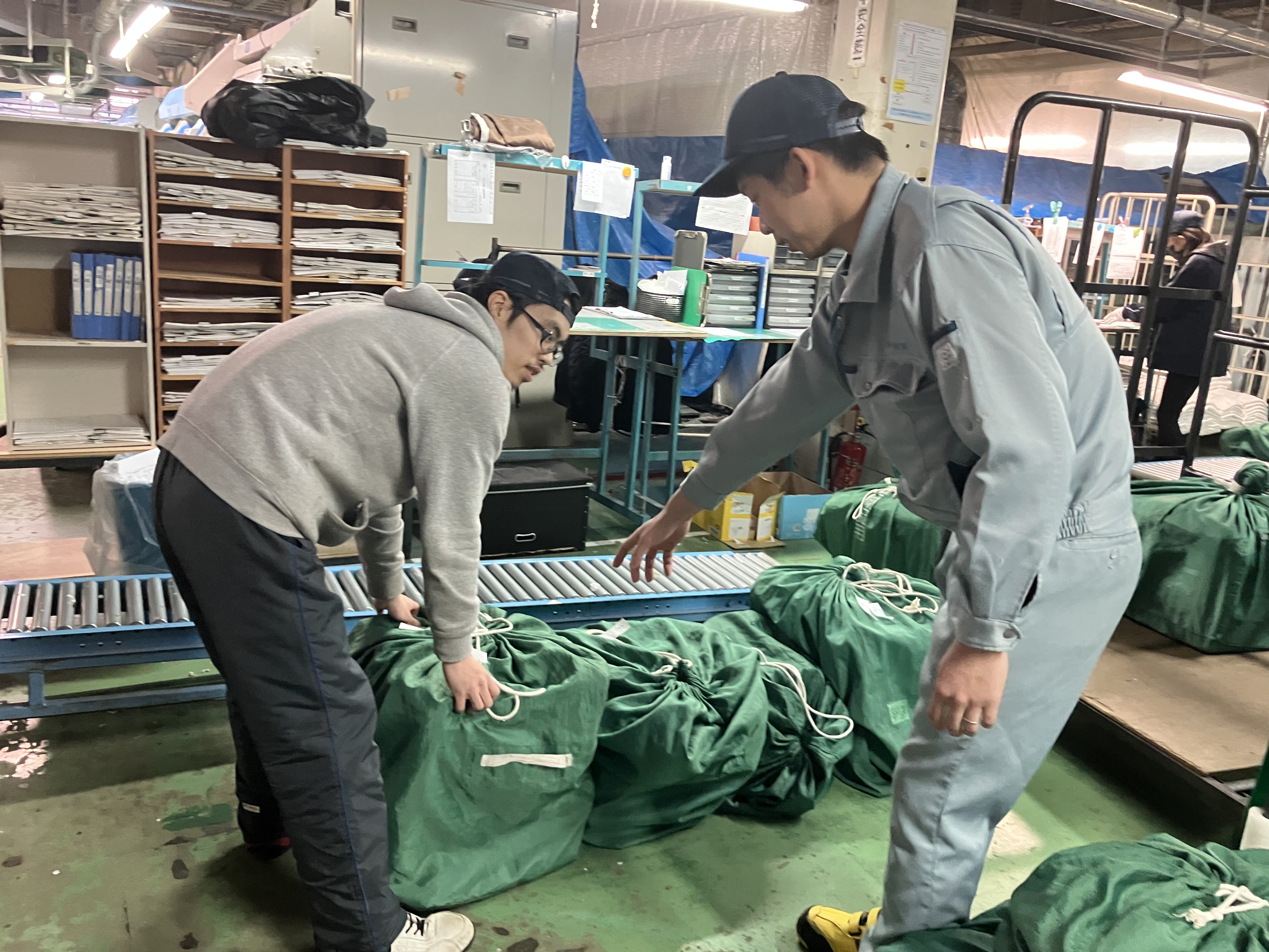 入社後は各部門で利用者さんと作業を行い、一連の作業を覚えていただきます。難しい作業はなく、2週間から1カ月程度で習得可能な作業ばかりです♪
近くには常に先輩スタッフがいるのでご安心ください！