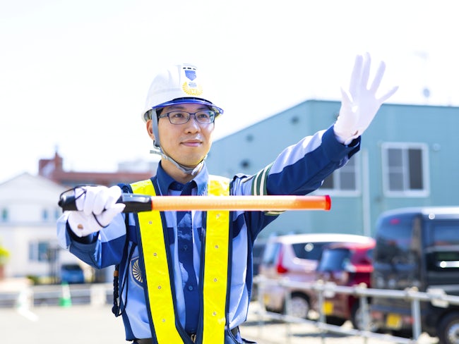その昔、現場の警備員は掃除などの雑務まで任されるケースがあったとか。今は警備員としてのプライドを持って働くため、警備以外の仕事は絶対しません。