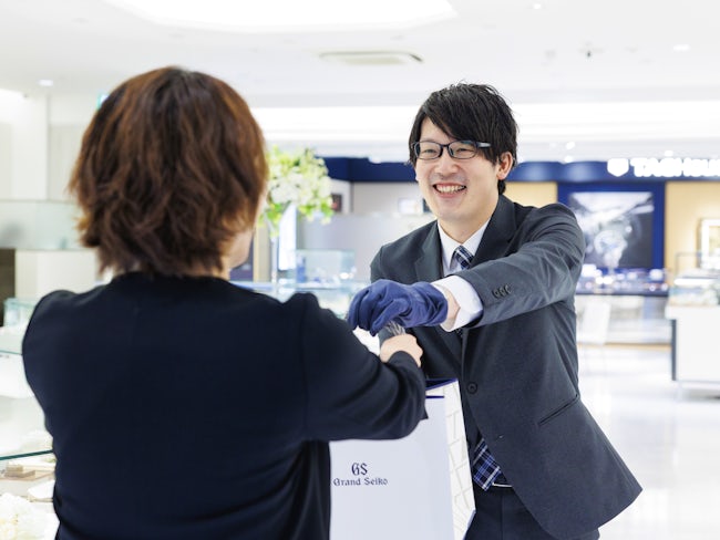 販売にインセンティブを設けており、売上に応じて月給に加算されますが、ノルマなどは設けていませんので、「今月あと◯万円売り上げないといけない」というような数字のプレッシャーをかけることはありません。
