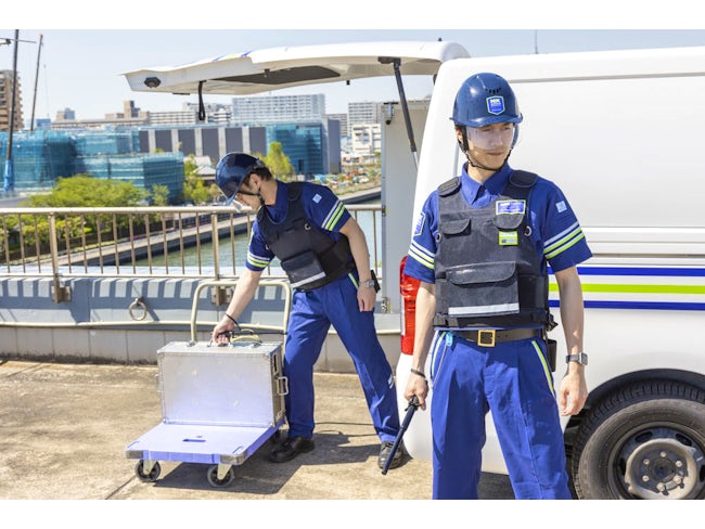 貴重品運搬警備二級の国家資格を取得し、貴重品運搬警備について学んでいただきます。お客様の大切な貴重品をお預かりする、やりがいのあるお仕事です。