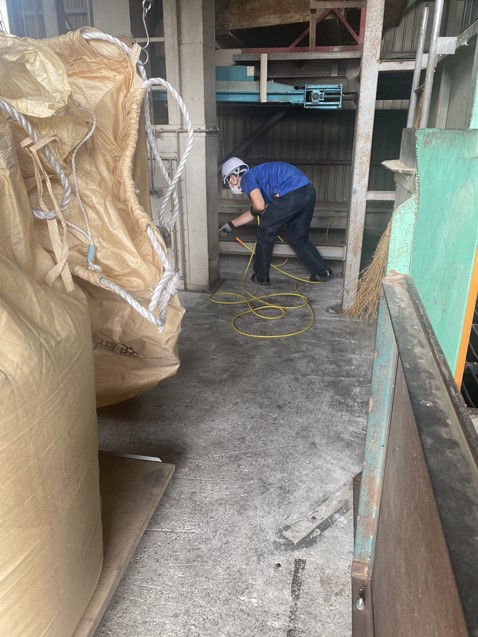 ＜清掃＞空いた時間は、コンプレッサーやほうき等を使用して清掃を行います