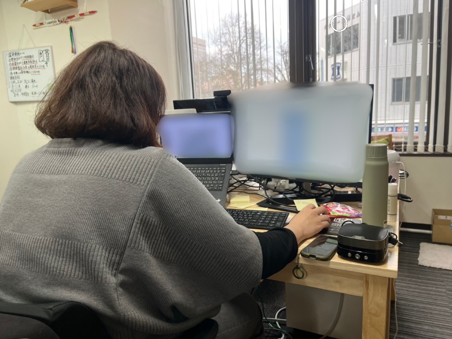 駐車場を探しに近隣へ営業活動。最初は緊張しても、慣れてくれば宝探しのような楽しさも！最後は自宅で事務作業を済ませて業務終了でもOK。自分の時間を大切にできる直行直帰スタイルです。