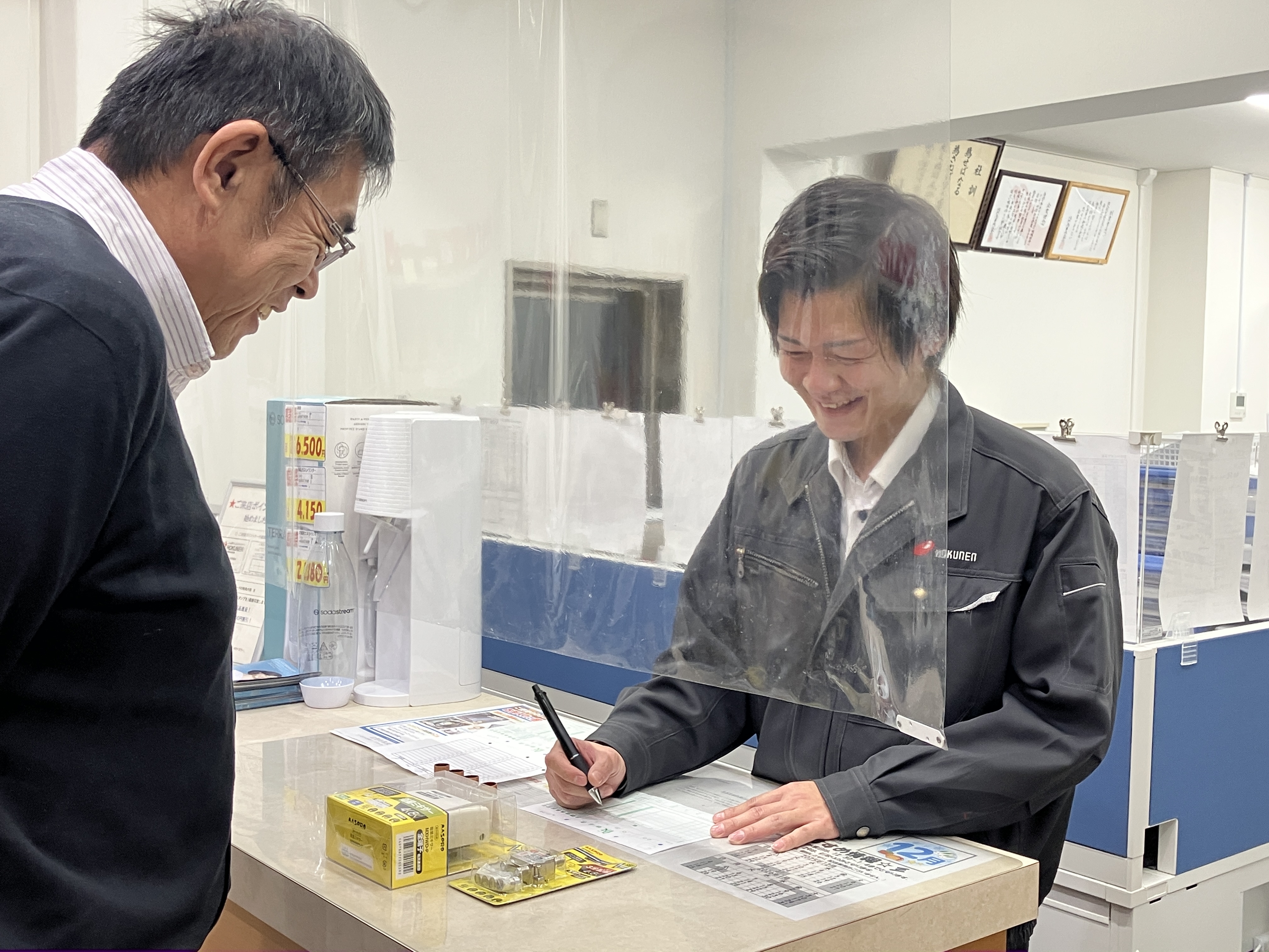 ルート営業ですが、店舗のフロントでお客様と直接お話しする機会も多いんです。顔馴染みのお客様と世間話をしたり、ご相談に乗ったり。外回りとはまた違う、地域との繋がりを実感できる大切な時間になっています！