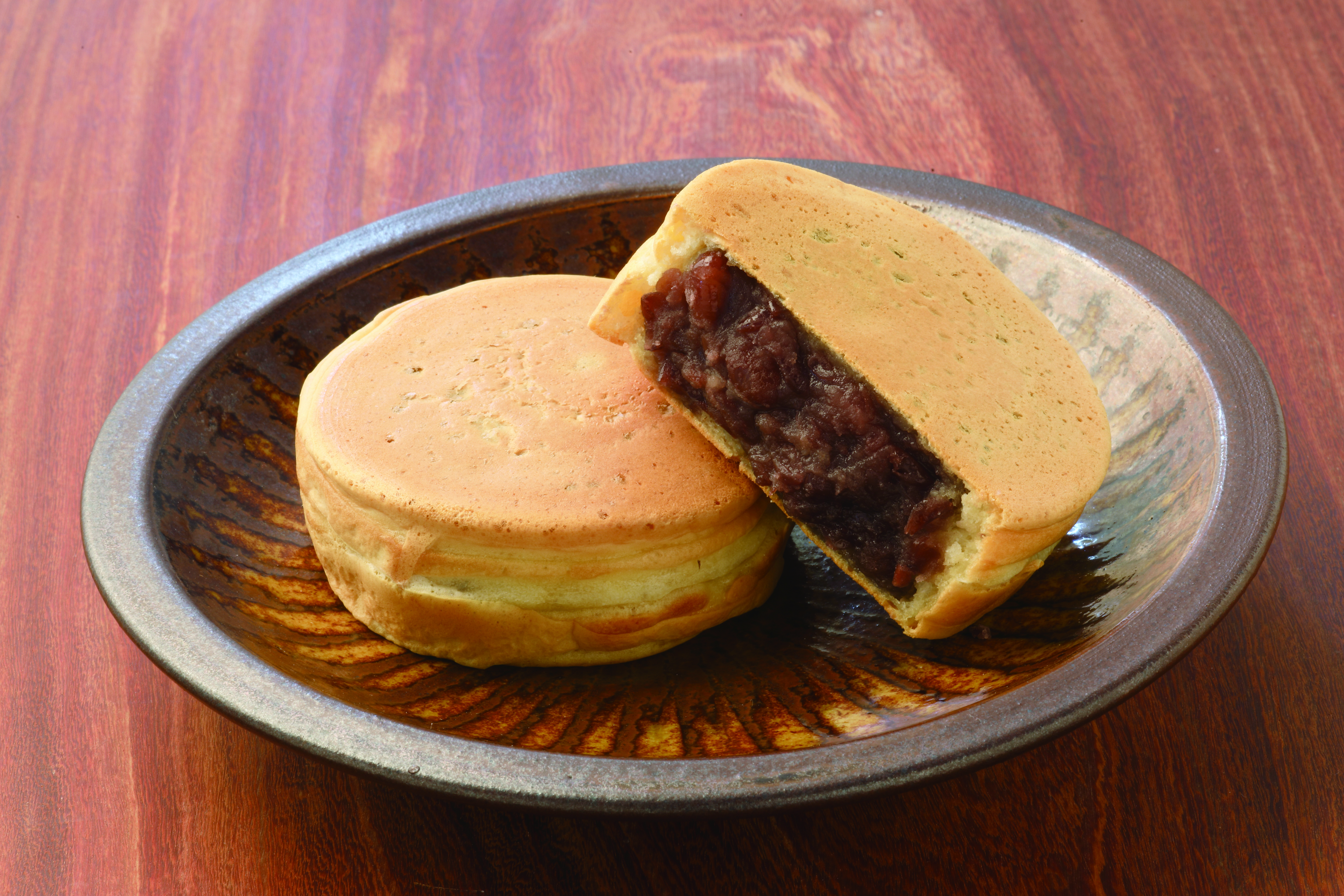 御座候のおやきは白あんと赤あん（つぶあん）の2種類。あんこは姫路から空輸で送られてきます。本来はあんこを届けられる地域のみの出店ですが、北海道は原材料の小豆・てぼう豆で縁があり出店しています。