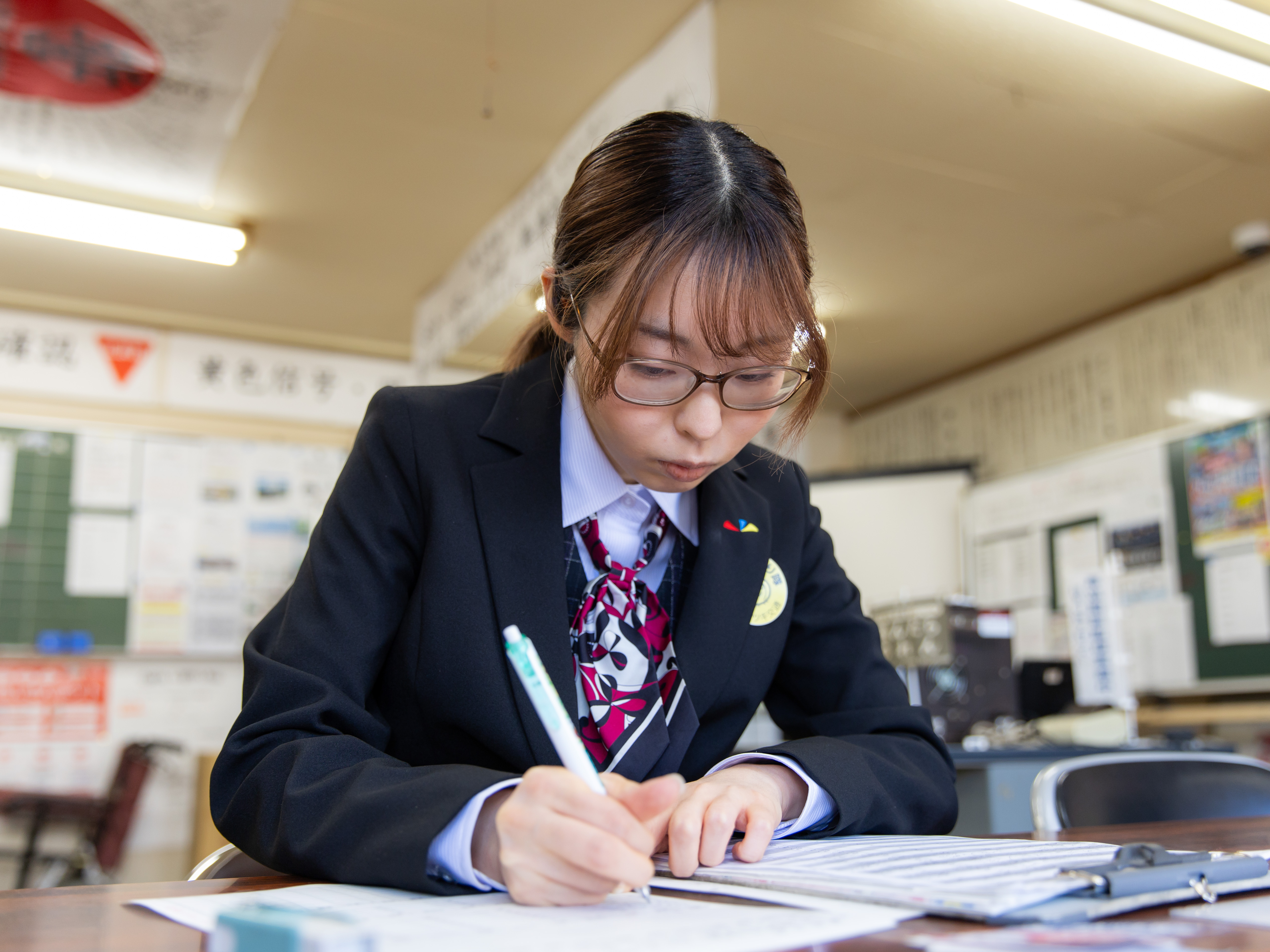 1日の乗務が終わり帰社しました。帰社後にまずやることは、日報のチェック。売上と乗務記録を照らし合わせ、間違いがないかを確認します。パソコンを使うような作業は一切無いので、安心して下さい。