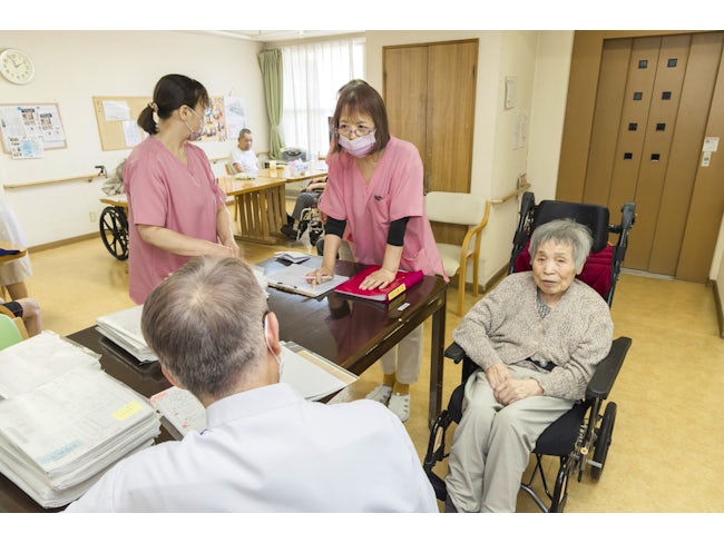 業界歴20年以上のベテラン社員は、前職のデイサービスが経営難で閉鎖した後、当社に転職 。子供が小さいため土日休みを希望したところ、希望通りの配属になりました 。個人の事情に柔軟に対応する会社です。