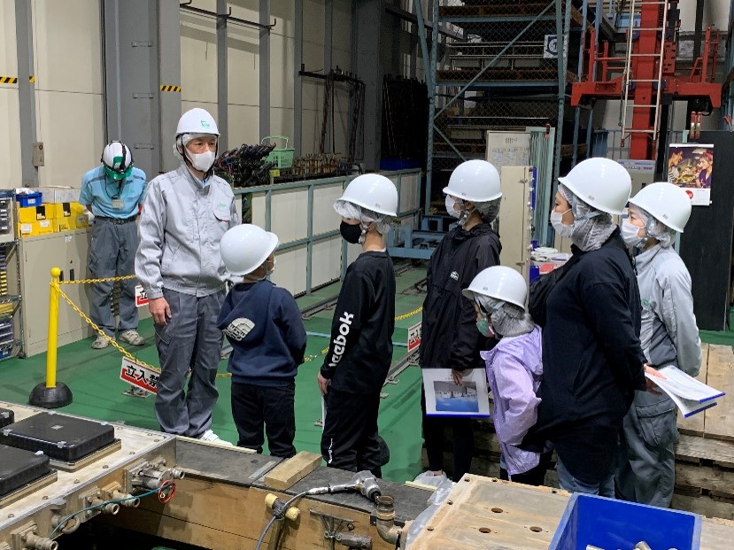 従業員のご家族の方向けの工場見学の様子です。 一丸となって仕事をしている姿や職員同士での雑談等 普段の風景を見て頂きました。 アットホームな職場を感じて頂き、「家族への安心感」に繋がると大好評でした♪