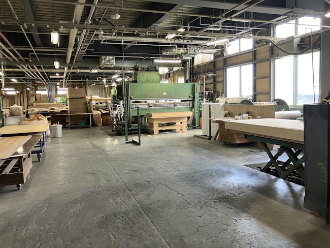 製品によって必要な工程が変わるため、幅広い作業を経験できます。先輩スタッフが丁寧にお教えしますのでご安心ください!様々な木材から美しい製品がうまれる過程には、ものづくりの楽しさが詰まっています。