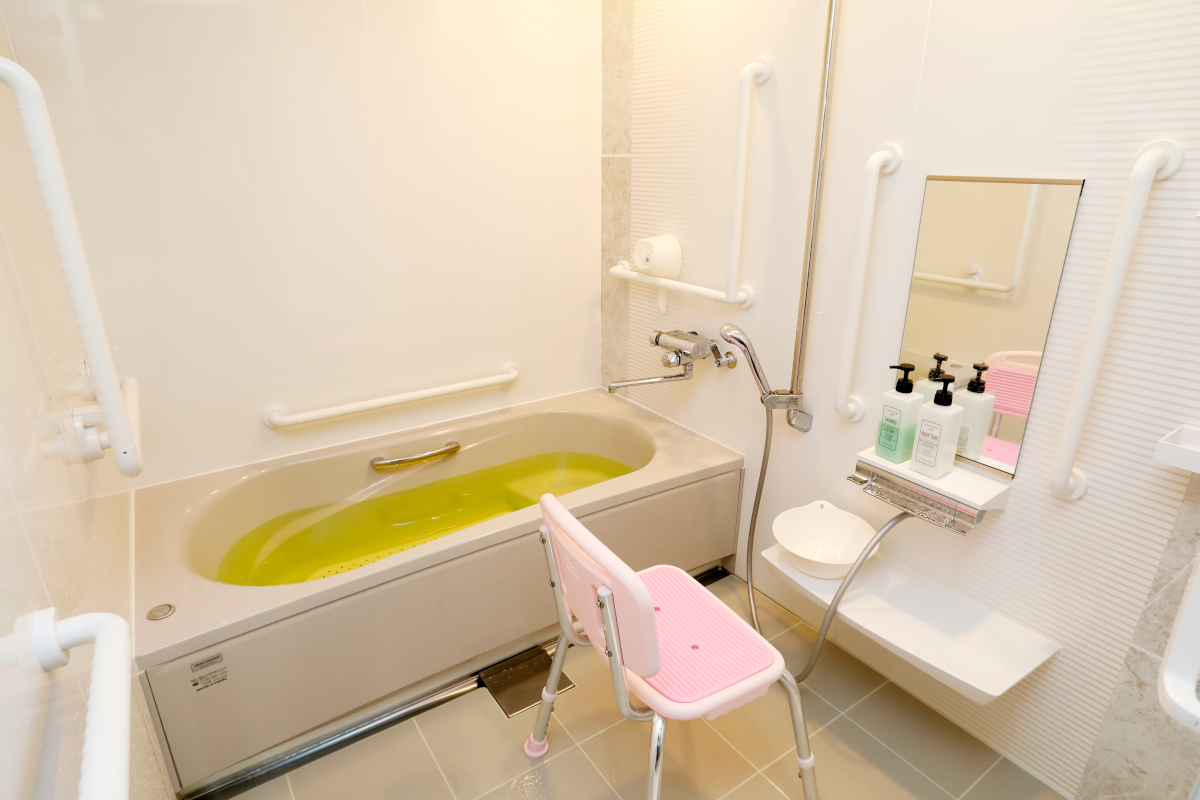 清潔空間のコンパクトな浴室