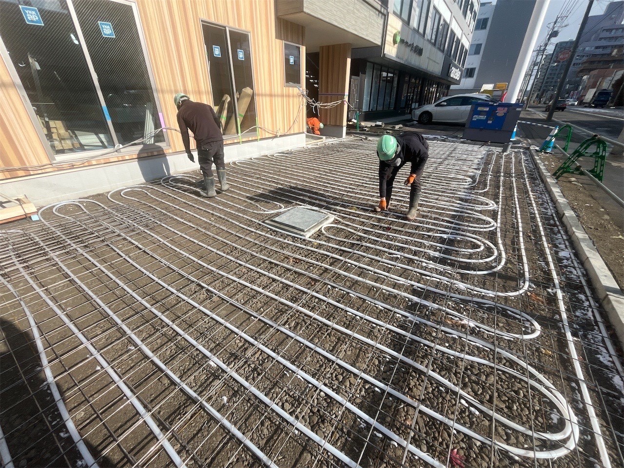 小工事の作業風景です。
数億円規模の大きな宅地造成工事から小工事まで様々な工事を行っております。