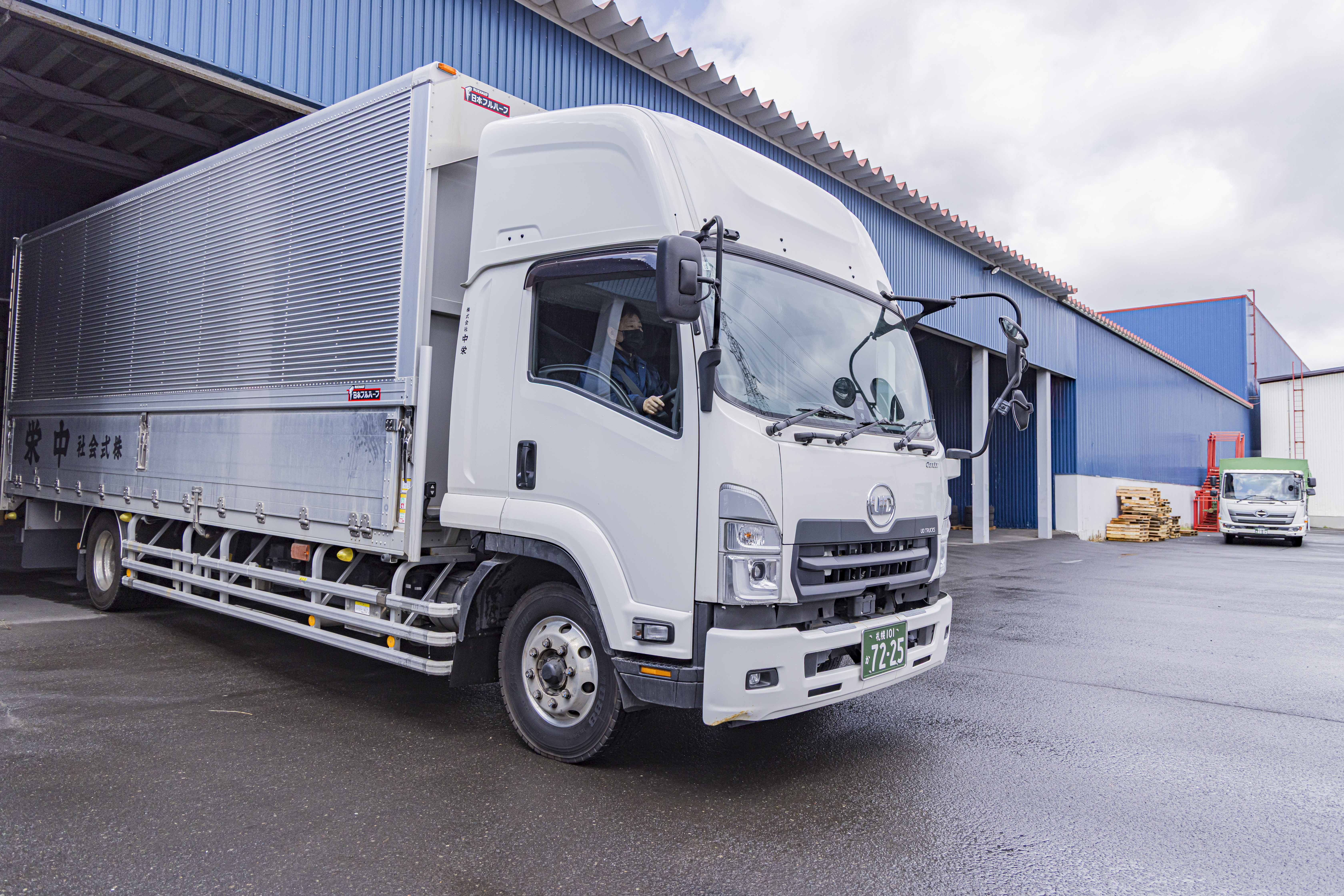 【「役職を目指せ」なんて重いことは言いません】
まずは安全に運ぶ、仲間と協力する。その当たり前の積み重ねが、結果として昇給や昇格という形で形に。今の仕事が、数年後の自分を支える確かな土台になります。