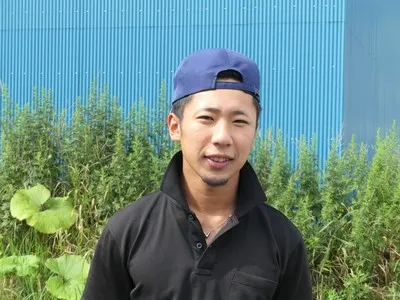 ＜入社3年目／スタッフインタビュー＞
前職は土木作業員で道路の舗装や水道工事に従事しておりました。
転職で漁業を選んだ理由は上司からの紹介と土木以外の外でやる仕事に興味がありました。