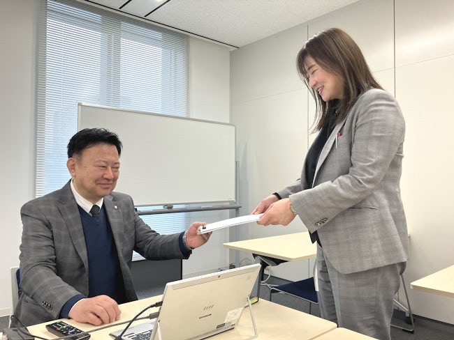 何でも気軽に相談できる風通しの良い職場なので、一人で悩むということはありません。興味をお持ちの方は応募の前段階として詳しいお話しをさせていただくことも可能です。(写真左採用担当/木村)