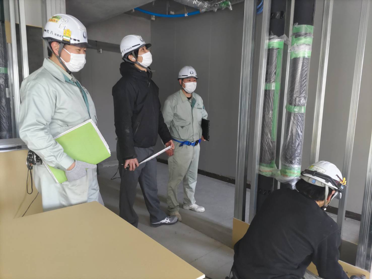 職人さんと打ち合わせをしている様子です。現場作業はなく、力作業などはありませんが、業務が多岐にわたるので、正直大変な時もあります。ですが、大変な分達成感は大きいので、やりがいに繋がります！