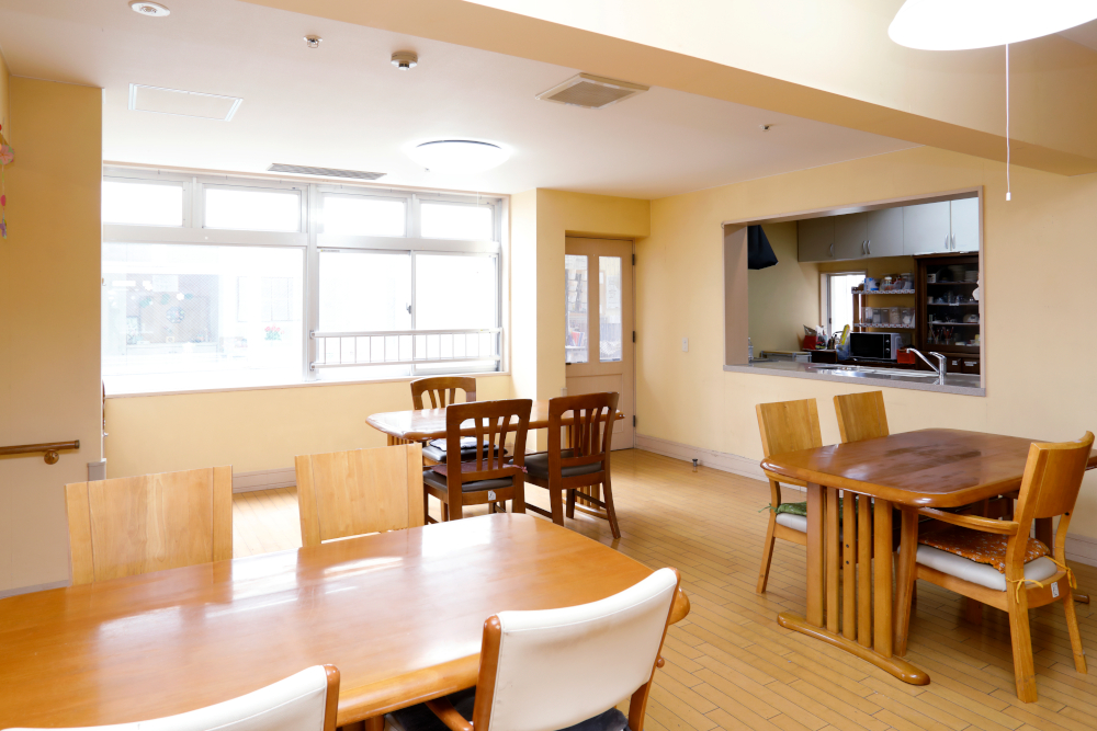 光が差し込むダイニングルーム