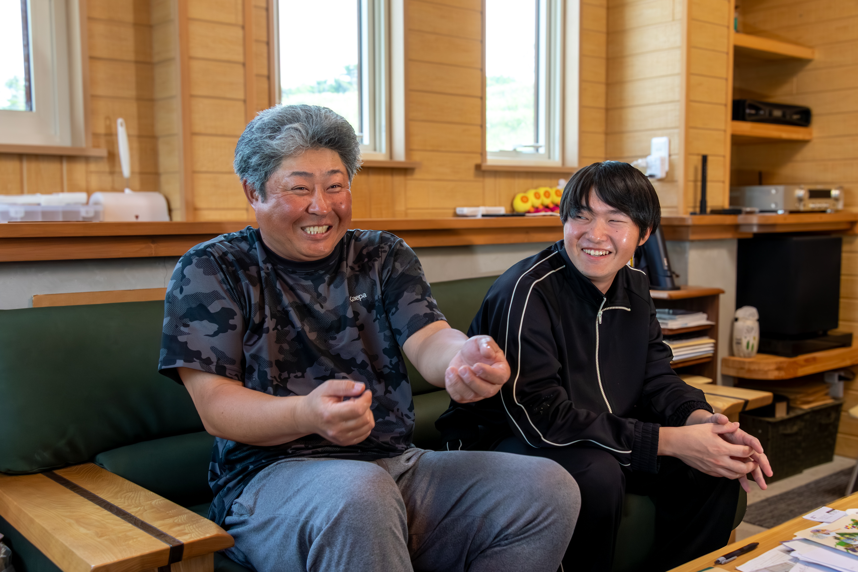 春に道外から移住してきた18歳の新人さん（右）。「最初は不安もあったけど、毎日新しい魚に出会えてワクワクします。網上げでタコを見つけたときはテンション上がりますね（笑）」と、日々の漁を楽しんでいます！