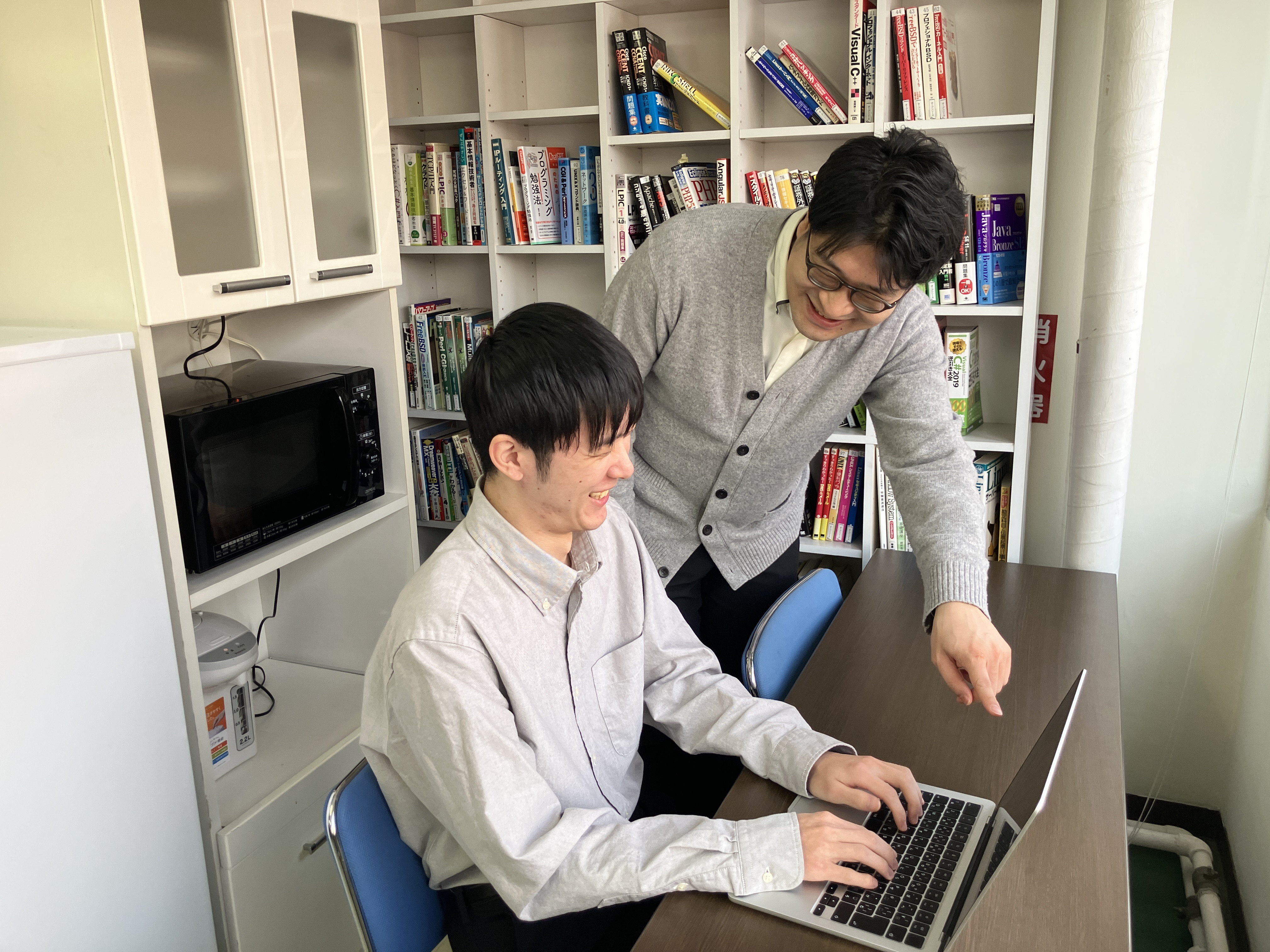 業務でつまずいても大丈夫。頼れる先輩がすぐそばで丁寧にサポートします。「わからないこと」をそのままにせず相談できる環境なので、安心してスキルを身につけることができます。共に成長していきましょう。