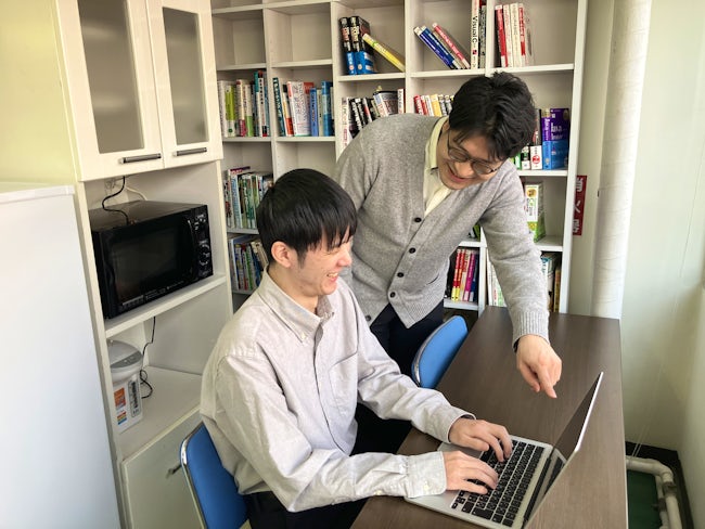 業務でつまずいても大丈夫。頼れる先輩がすぐそばで丁寧にサポートします。「わからないこと」をそのままにせず相談できる環境なので、安心してスキルを身につけることができます。共に成長していきましょう。