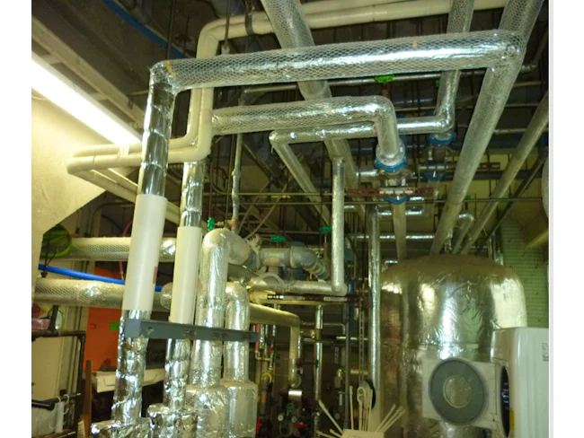 ショッピングモールやスーパー、銀行などの商業施設・公共施設等のメンテナンスを行っています。建物設備のプロ集団として、プライドと技術で歩んできました。働きやすい環境に変わり、近年女性も進んでいます