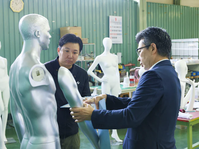 弊社にはマネキンを自社で製造している強みがあります。まれにですが、実物を見てみたい!とご来社いただき、ご案内するケースもあるんです。