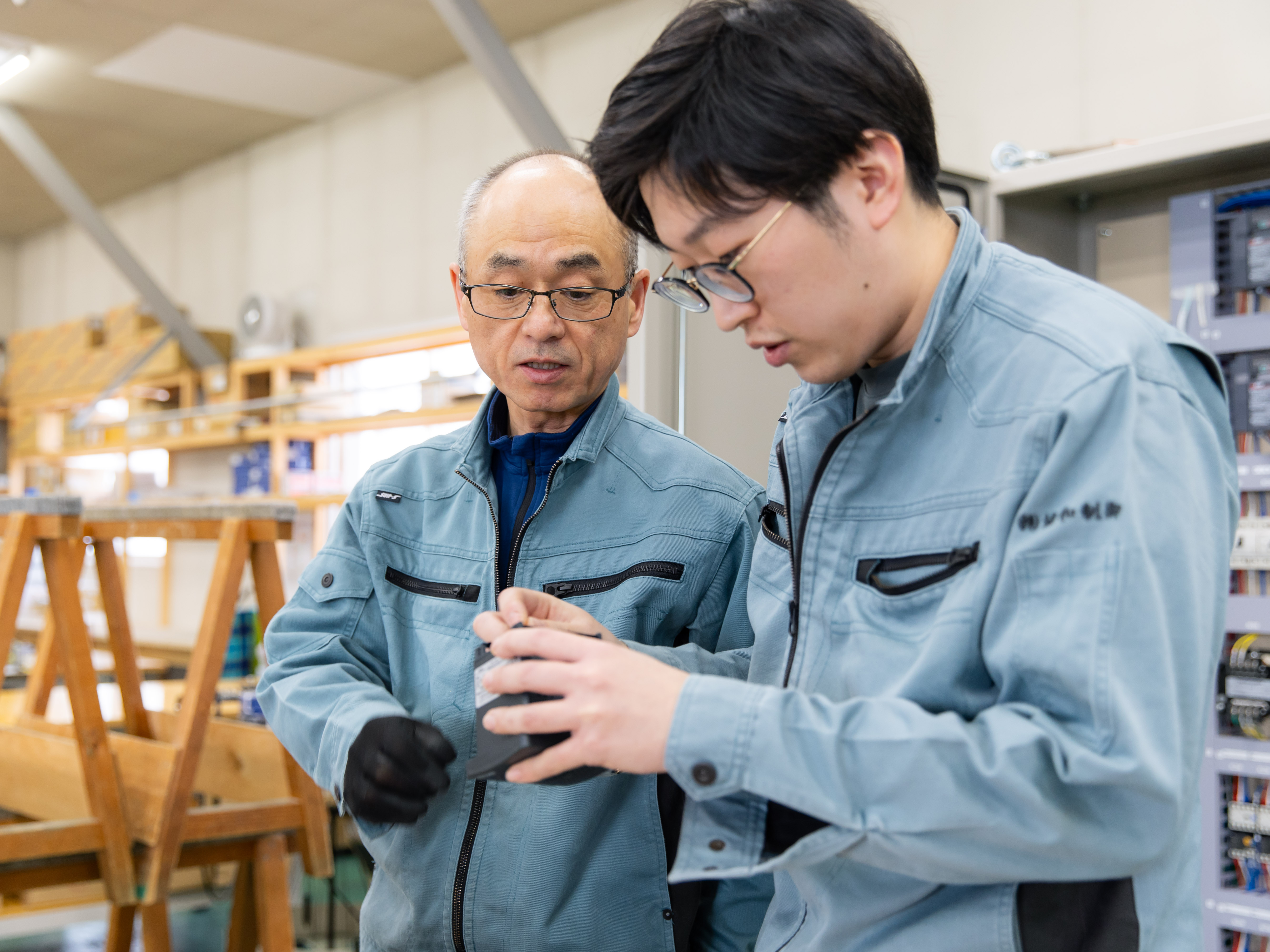 「仕事で嫌なことが一つもない」と、社員が本音で笑う会社です。無理な納期設定をせず、利益は福利厚生でしっかり還元。安定した収入と心穏やかな日々の中で、あなたの手から世界を動かす制御盤が生まれます。