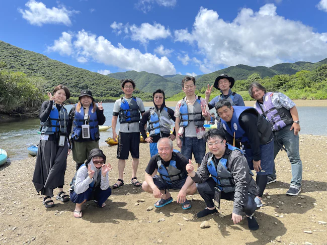 【社内交流行事あり】こちらは去年、社員旅行で奄美大島へ行った時の写真です。社員旅行は毎年企画しており、今年は沖縄旅行を予定しています!