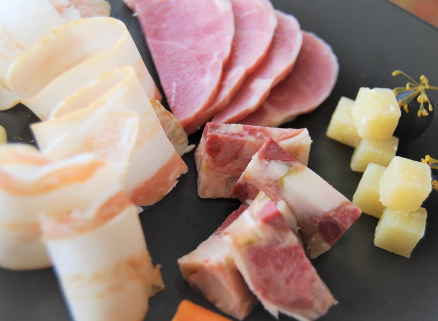 当工場で加工・製造した食材は、ECサイトでの販売だけでなく、十勝ヒルズ内のレストランの料理としても提供されています。