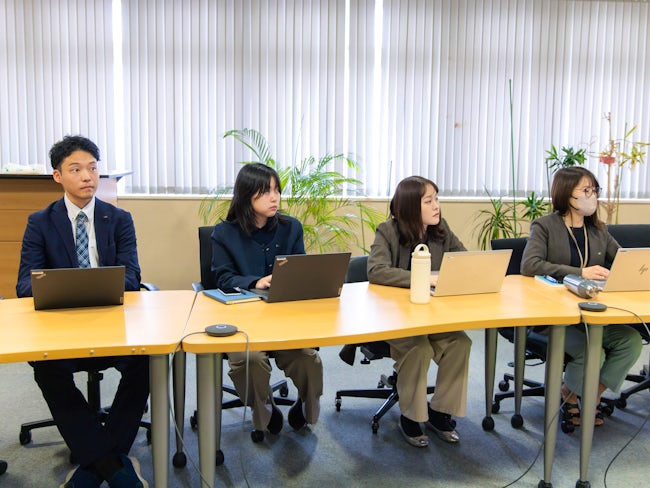 「若手だから」「社歴が浅いから」は関係なし。やりたいと手を上げれば、任せるのが総合商研の社風。大手スーパーの販促会議から自治体のPR戦略まで。自分のアイデアを形にする面白さを体感しましょう。