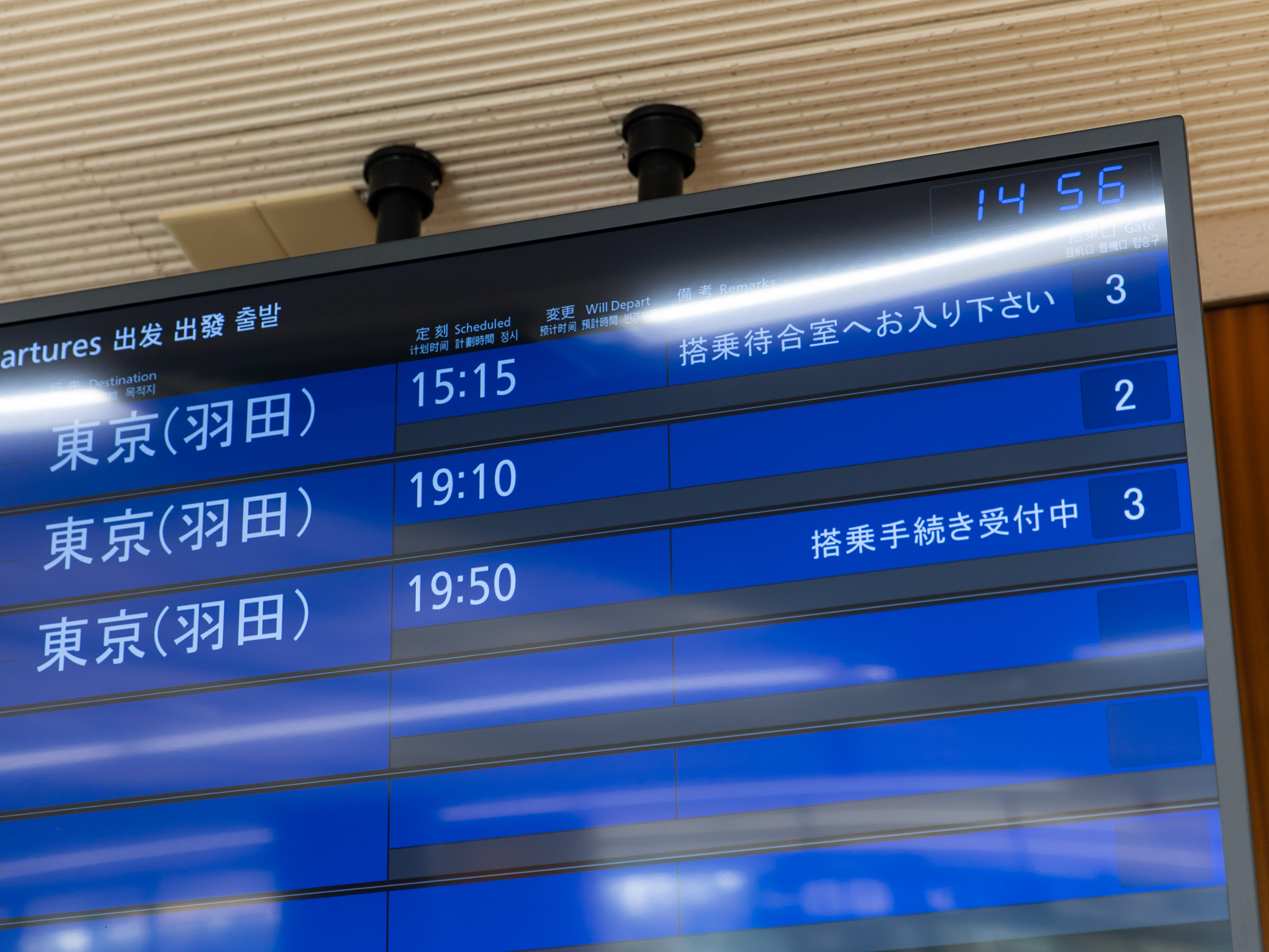 空港で働くイメージはつきますか？
カッコいい制服を着て、空港の安全を守り、仲間と成長していく。
そんな日々を送りませんか？