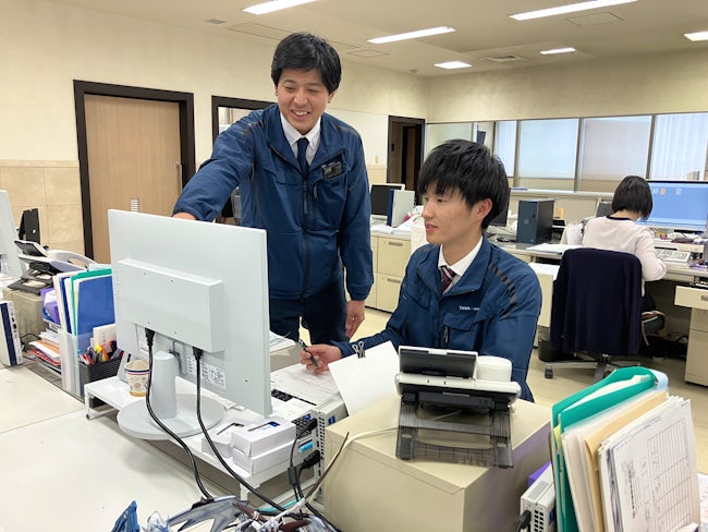 2025年3月入社・門野さん(右/24歳)と一番歳が近くメンター的な役割の新井係長(入社9年目/33歳)