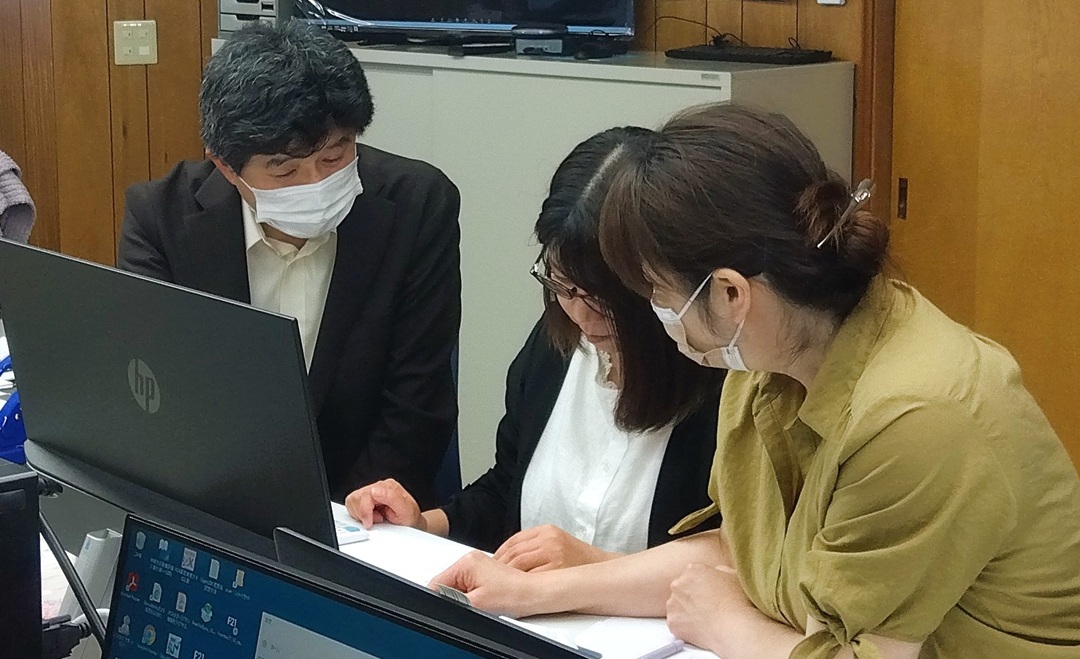 留萌事務所は現在5名が在籍中です。主に留萌管内の顧問先様を担当し、ご相談に真摯に向き合うメンバーばかりです。業務で分からないことがあれば「所内全員で共有し、考える」雰囲気を大切にしています。