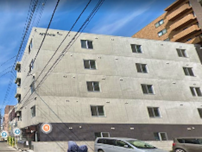 【築3年の独身寮完備】寮とは思えない築浅のマンション。冷暖房、キッチン(IH)、洗濯機完備でバス・トイレ別、Wi-Fi完備。社員が快適に過ごせる環境作りへの投資は惜しみません。送迎バスもあるので出退勤も便利!