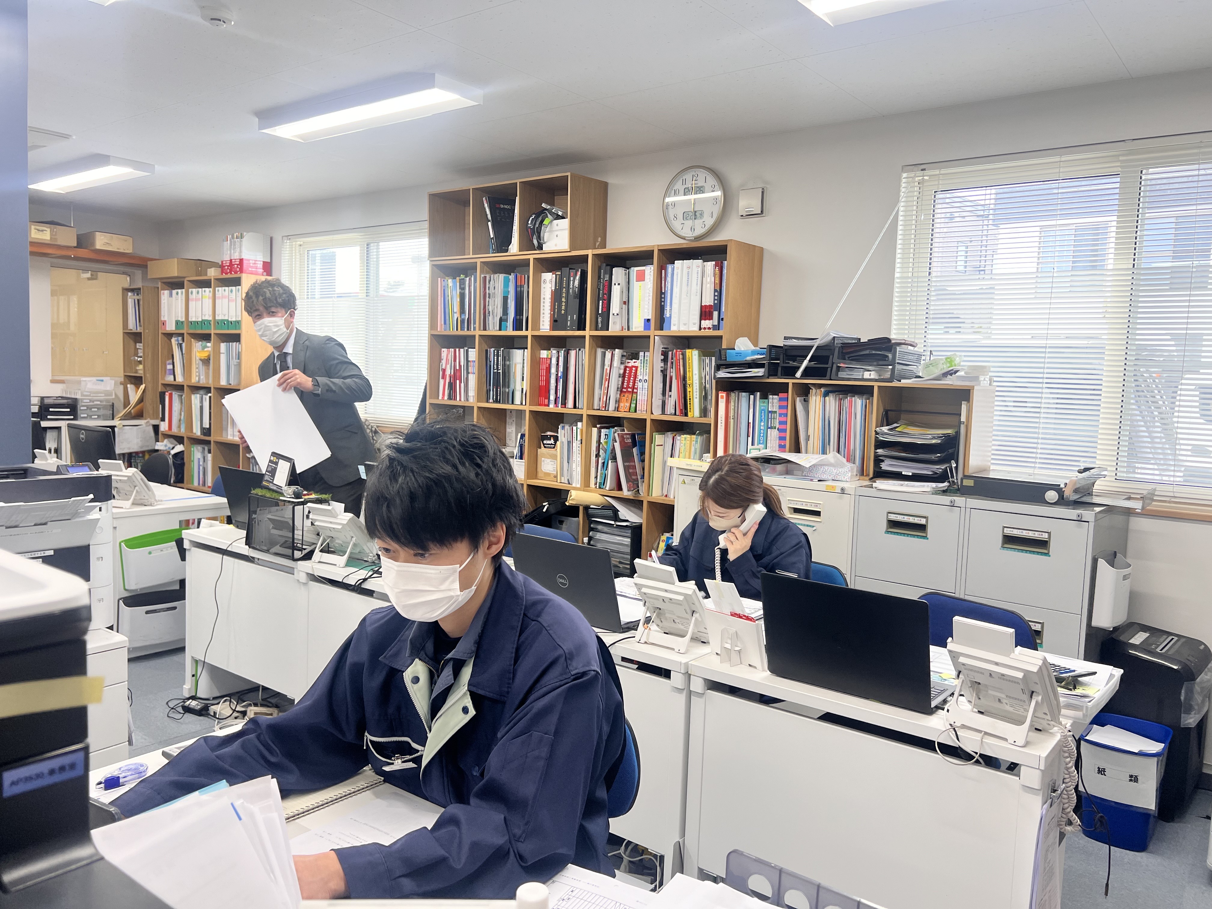 事務スタッフ、営業スタッフ、配達スタッフでチームを作り連携を取りながら勤務しています。