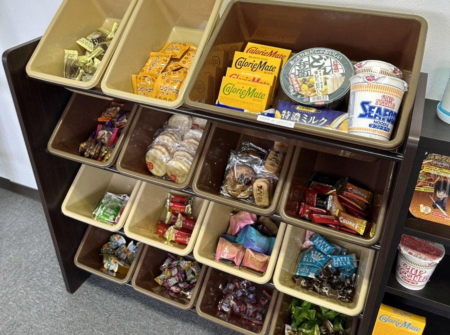 休憩室の入口横には、数十種類のお菓子が並ぶコーナーも♪チョコやスナックは全て「食べ放題」。思考が詰まった時の糖分補給や、ちょっとしたリフレッシュにぜひ活用してください。