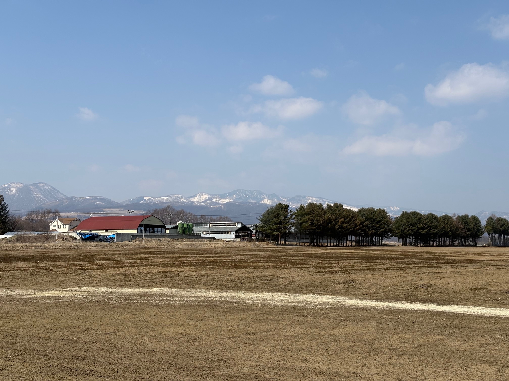 移住希望の方には、牧場から車で10〜15分の町営住宅を斡旋します。単身・家族用どちらも格安で、浮いたお金は趣味や貯金に。士幌町は高校生まで医療費無料など、家族で移住したい方へのサポートも万全です！