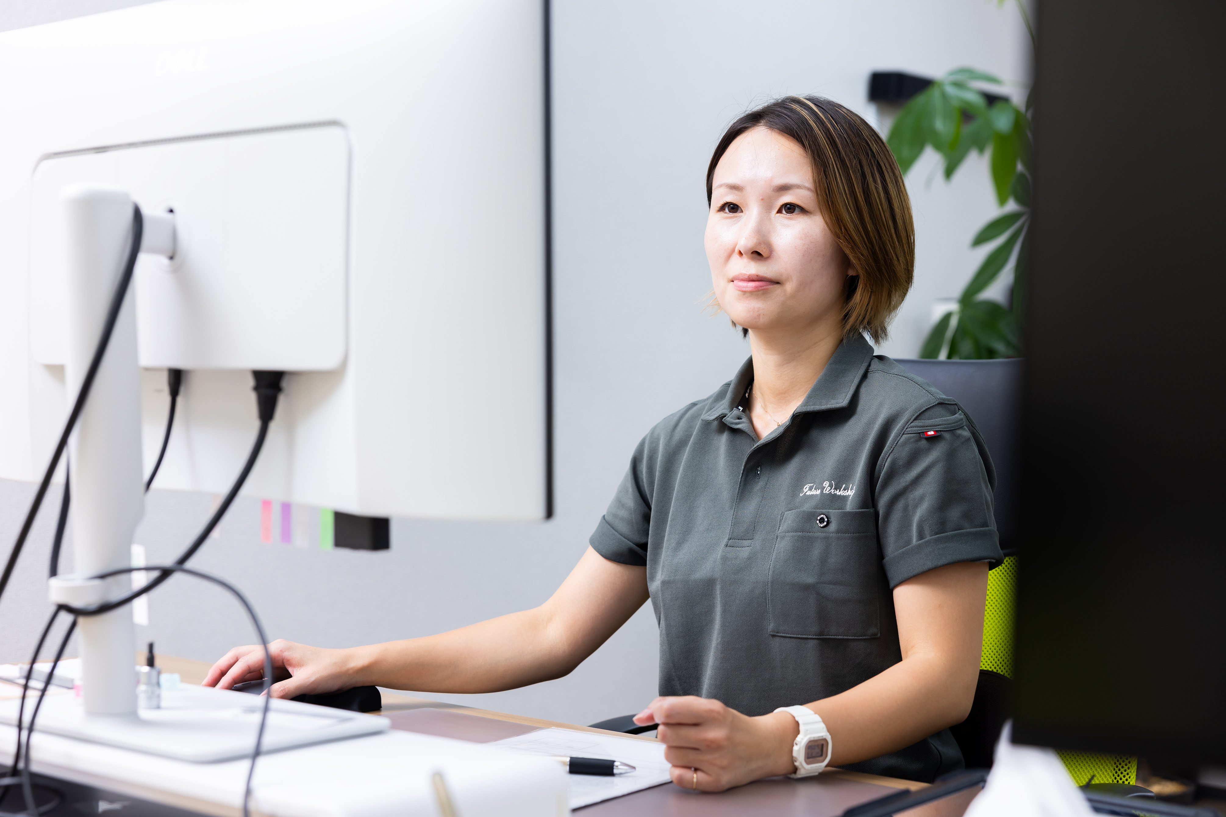 子どもの送り迎えによる中抜けも、最低限のやるべきことを終わらせれば柔軟に対応可能です。社員を縛らず、それぞれに裁量を任せる「責任のある自由」が根付いているので、ご自身のペースで働けます。