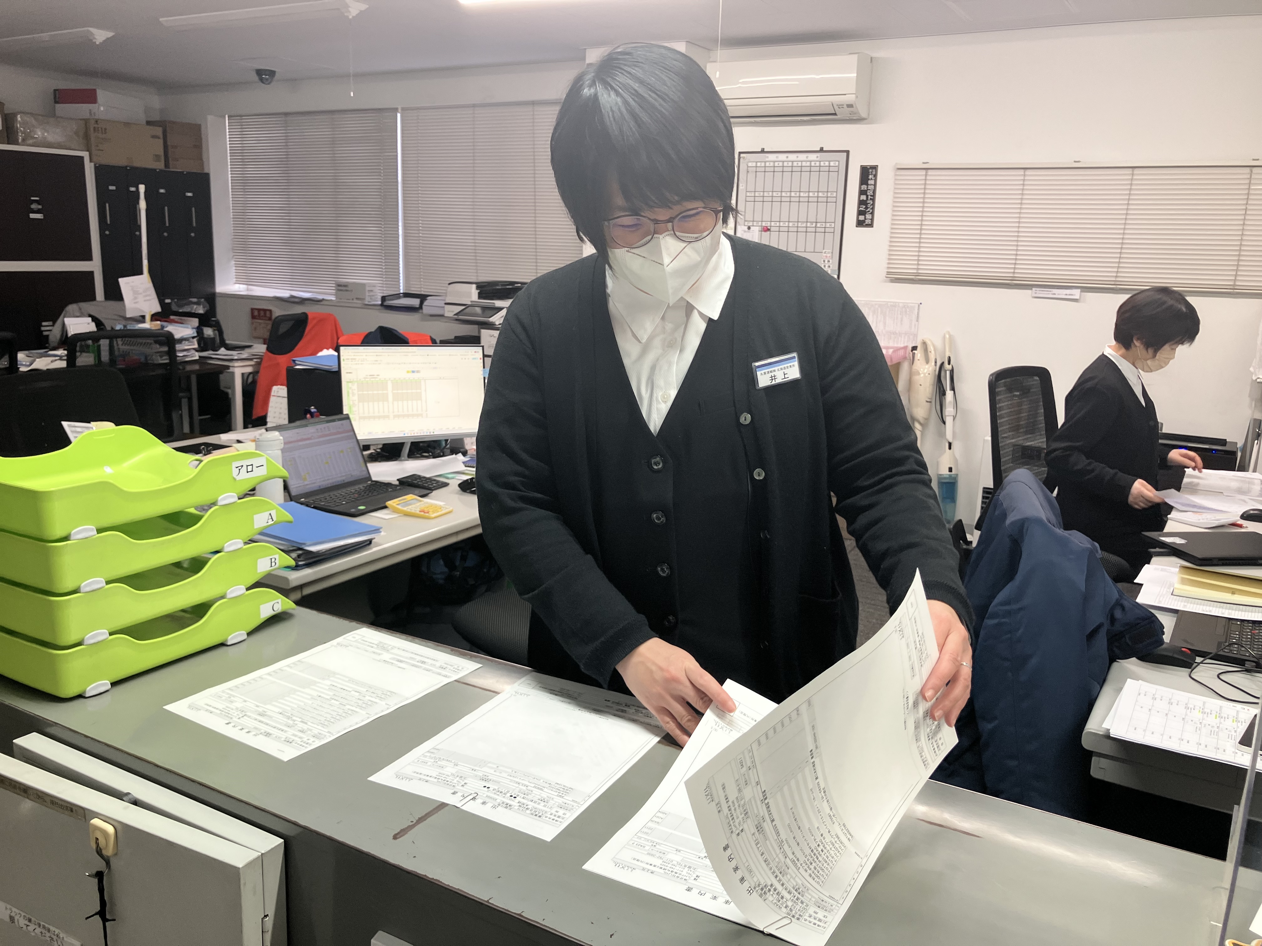 ＜仕分け作業＞各ドライバーさんが配送する商品ごとに伝票を仕分ける作業です。ドライバーさんとのやりとり多くなりますが、温厚な方が多く、新人さんにも優しい人ばかりです。