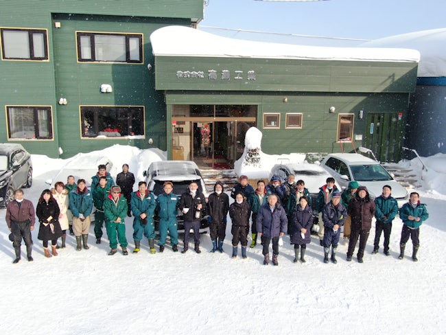 新年会での集合写真になります。これからも社員皆が笑顔でいられるよう、働きやすい環境作りをしていきたいと思っています。