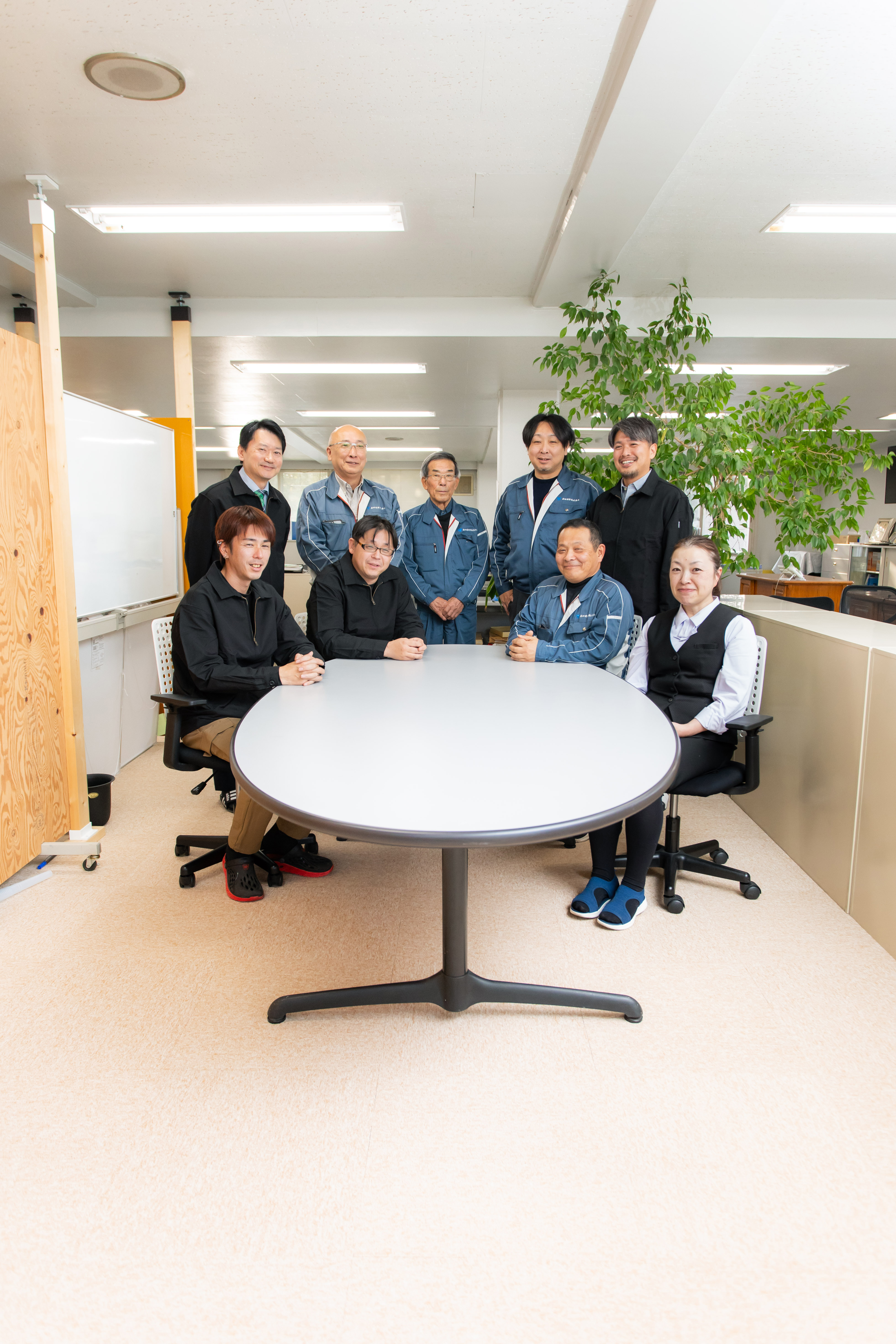 【風通しの良い職場】
チームワークがよく、親身にサポートする社風。前向きな気持ちをサポートしてくれる先輩ばかりです♪
異業種・未経験からのチャレンジ、女性スタッフも活躍中。