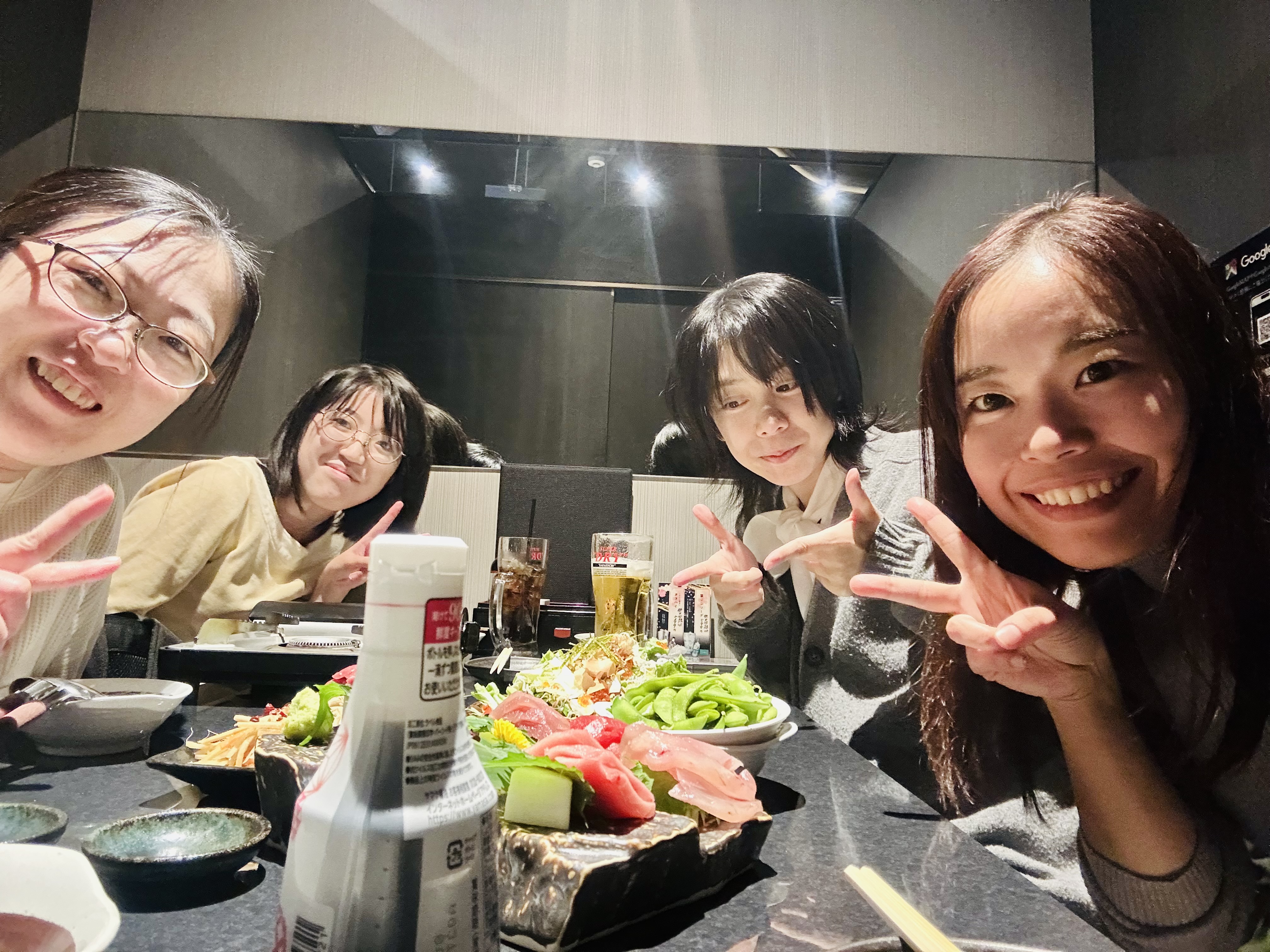 お食事会でリフレッシュの一コマ。個人の価値観を重視する社風。仕事も、社内イベントも、会社が強制するのではなく、社員の