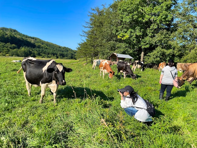 学生たちと一緒に人気のソフトクリームの生産者である萩原牧場まで旅行にも行きます