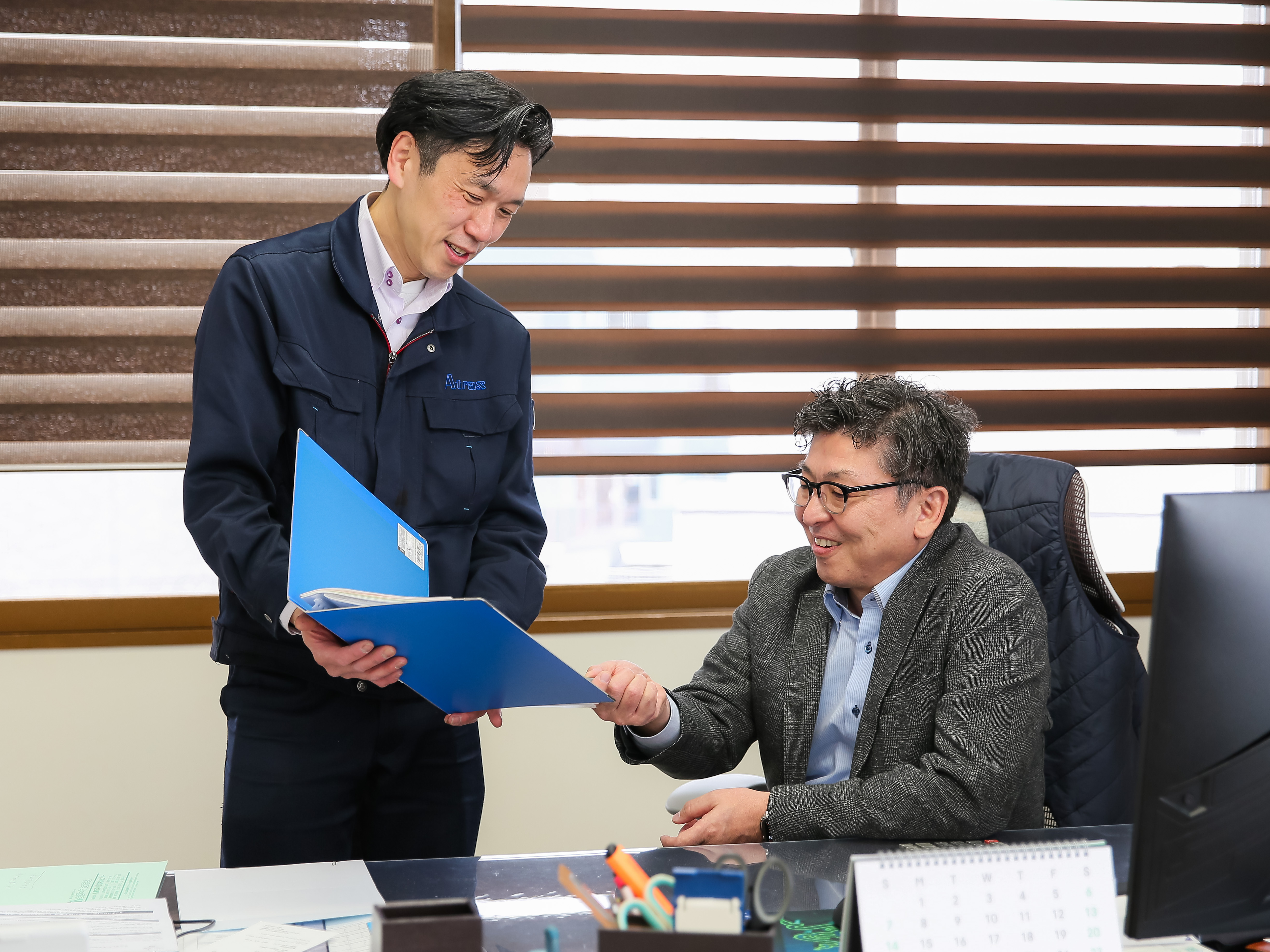 【会社の魅力】分からないことがあってもすぐに誰にでも聞くことが出来るのは当たり前だと思いますが、社長とも距離が近い会社はそれほど多くないはず。頑張りや成長もしっかり近くで見てくれますよ。