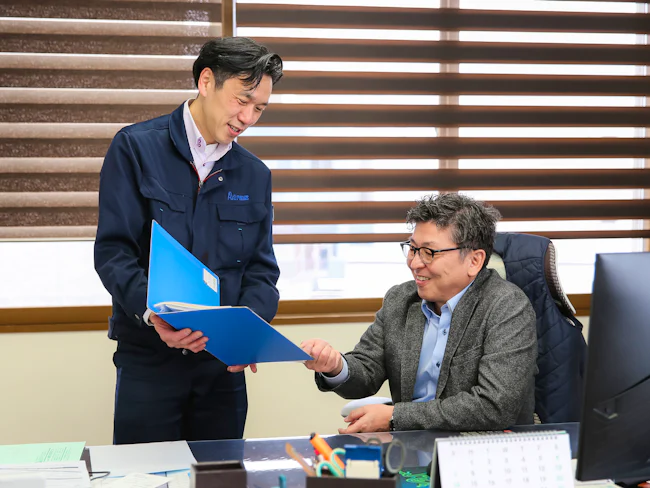 【会社の魅力】分からないことがあってもすぐに誰にでも聞くことが出来るのは当たり前だと思いますが、社長とも距離が近い会社はそれほど多くないはず。頑張りや成長もしっかり近くで見てくれますよ。