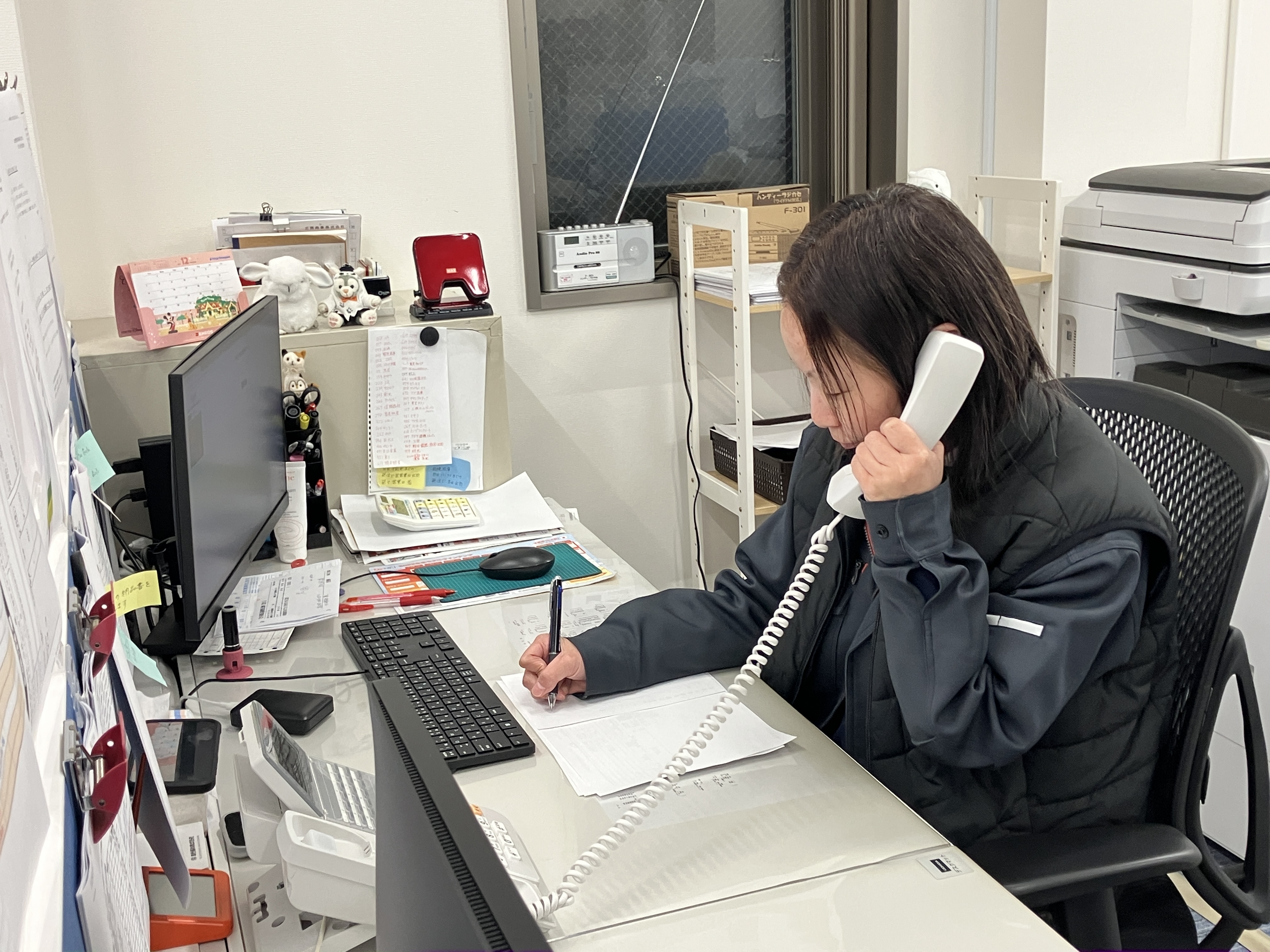 営業さんが外回りに専念できるよう、事務チームが社内からしっかり支えています！電話応対や伝票整理など、テキパキこなしつつもオフィスはいつも和やか。私たちが笑顔で『いってらっしゃい！』と送り出します。