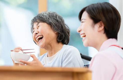 福祉フードサービス
「食べる喜び・生きる活力」を感じられる メニューを提供。
高齢者施設では、コミュニケーションを大切に、体力の維持・回復や栄養の補給・バランス、旬の食材を取り入れた食事を心がけています