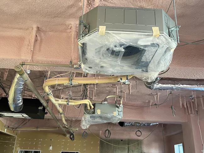 コチラは天井を張る前の写真です。
脚立や足場に上がりながら室内機を取り付け、銅配管や排水管を工事します。