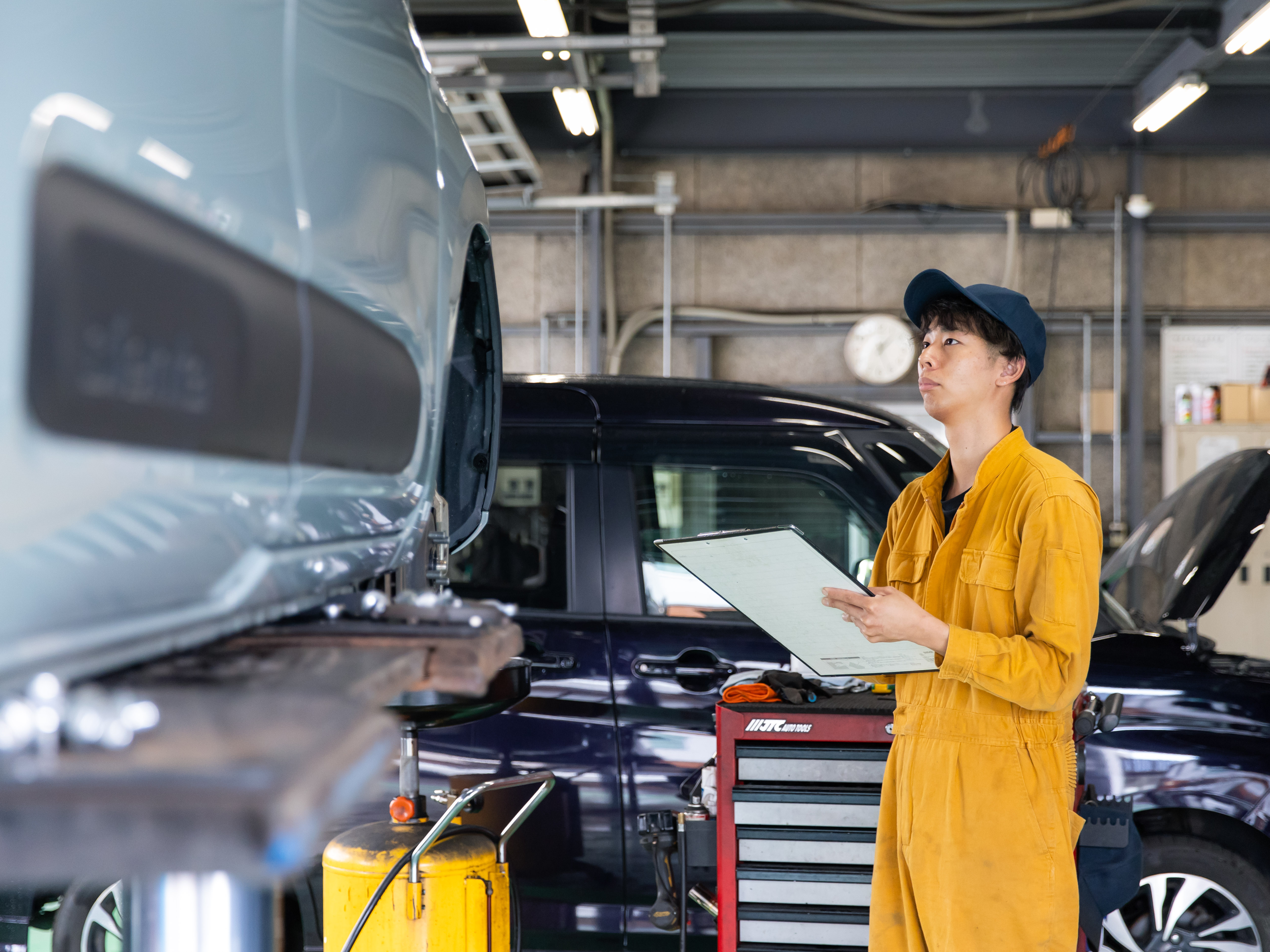 指定工場として車検も取り扱えるのも特徴です。検査員の資格者が在籍しており、当社で車に関わる整備をしっかり行えます。技術を持ったスタッフがいるので初めての方にもイチからしっかり教えられる環境です。